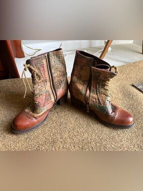 L’Artiste Lorita Ankle Boots in Brown